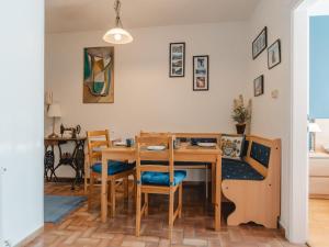 バードガシュタインにあるApartment Haus Reitl VII by Interhomeのダイニングルーム(木製テーブル、椅子付)