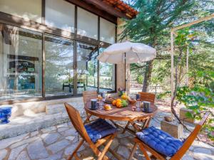 En have udenfor Holiday Home Les Garrigues d'Ozilhan by Interhome