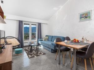 un soggiorno con divano blu e tavolo di Apartment Bella Vista - OPA101 by Interhome a Jurdani