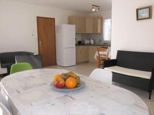 ラ・トランシュ・シュル・メールにあるHoliday Home Les Hippocampes by Interhomeの台所の果物皿