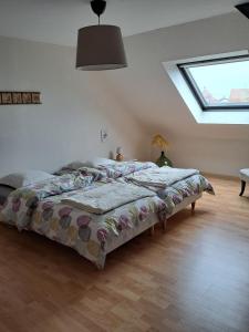 a bedroom with a bed in a room with a window at Charmant logement avec parking gratuit sur place in Barr