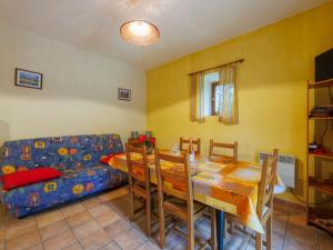 uma sala de estar com uma mesa e um sofá em Holiday Home Lozard - BJC100 by Interhome em Barjac