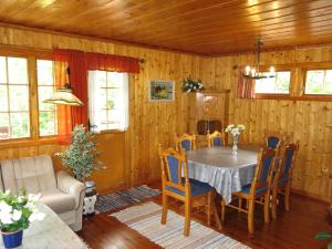 comedor con mesa y sillas en Holiday Home Midtholmen - SOW726 by Interhome, en Konsmo