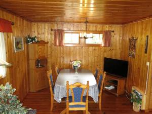 comedor con mesa y TV en Holiday Home Midtholmen - SOW726 by Interhome, en Konsmo