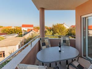 una mesa y sillas en un balcón con vistas en Apartment Mlasina-3 by Interhome en Nin