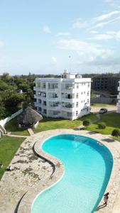 an overhead view of a swimming pool in front of a building at Mawingu Loft in Malindi