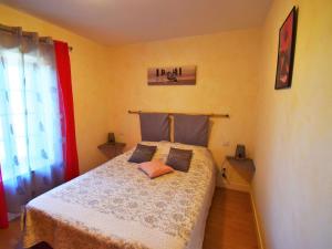 Ένα ή περισσότερα κρεβάτια σε δωμάτιο στο Holiday Home Madaillan by Interhome