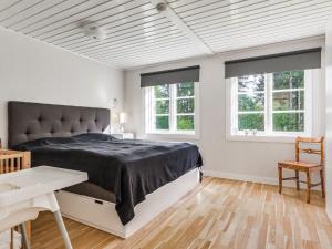 1 dormitorio con 1 cama, escritorio y 2 ventanas en Holiday Home Aspenäs by Interhome en Falköping
