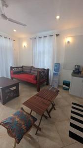 een woonkamer met een bank en een tafel bij Mawingu Loft in Malindi