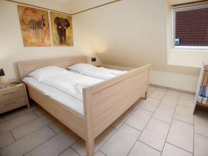 een slaapkamer met een bed in een kamer bij Holiday Home Storchennest by Interhome in Norddeich