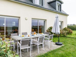 ル・コンケにあるHoliday Home Mer d'Iroise 1 - LCQ104 by Interhomeのパティオ(テーブル、椅子、パラソル付)