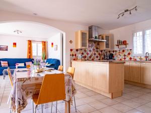 レギュスにあるHoliday Home Mistral - REG110 by Interhomeのキッチン、ダイニングルーム(テーブル、椅子付)