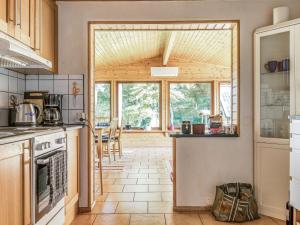 Dapur atau dapur kecil di Holiday Home Kjuge Gula Huset by Interhome