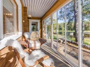 Posezení v ubytování Holiday Home Sakarinniemi- vaikon loma 5 by Interhome