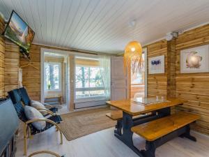 TV a/nebo společenská místnost v ubytování Holiday Home Sakarinniemi- vaikon loma 5 by Interhome
