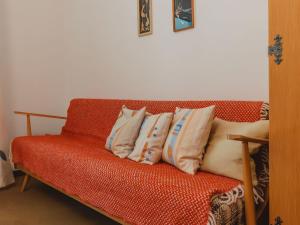 un sofá con cuatro almohadas encima en Apartment Haus Reitl III-8 by Interhome en Bad Gastein