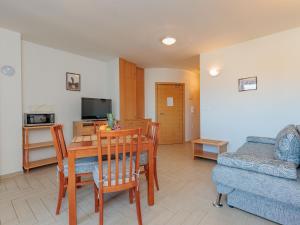 TV a/nebo společenská místnost v ubytování Apartment Mlasina-4 by Interhome