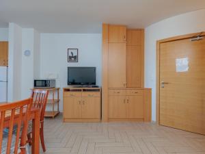 Kuchyň nebo kuchyňský kout v ubytování Apartment Mlasina-4 by Interhome