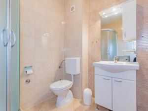 Koupelna v ubytování Apartment Mlasina-4 by Interhome