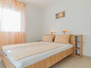 Postel nebo postele na pokoji v ubytování Apartment Mlasina-4 by Interhome