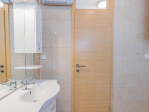 Koupelna v ubytování Apartment Mlasina-4 by Interhome + 19 fotografií