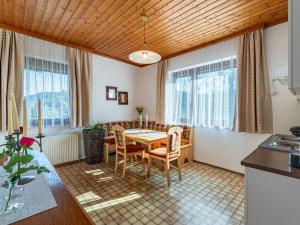 een keuken en eetkamer met een tafel en stoelen bij Apartment Alpenrose Apartment 1 by Interhome in Dietrichstein