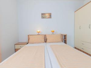 Postel nebo postele na pokoji v ubytování Apartment Mlasina-4 by Interhome