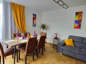 - un salon avec une table à manger et un canapé dans l'établissement Felde SLP 3- Zimmer Ferienwohnung in Essen- Steele, à Essen