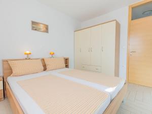 Postel nebo postele na pokoji v ubytování Apartment Mlasina-4 by Interhome