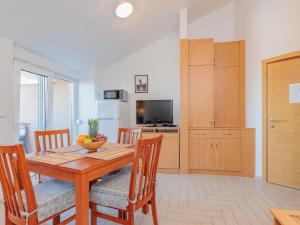 Televízia a/alebo spoločenská miestnosť v ubytovaní Apartment Mlasina-6 by Interhome