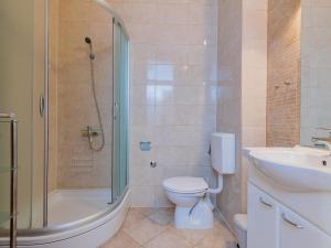 Kúpeľňa v ubytovaní Apartment Mlasina-6 by Interhome