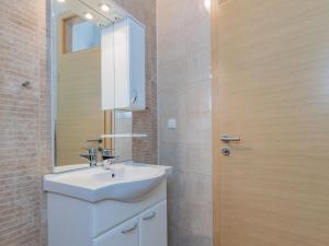 Kúpeľňa v ubytovaní Apartment Mlasina-6 by Interhome