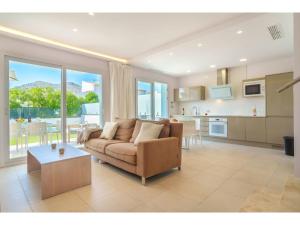 Il comprend un grand salon avec un canapé et une cuisine. dans l'établissement Holiday Home Villa del Lago 4 by Interhome, à Port d'Alcúdia
