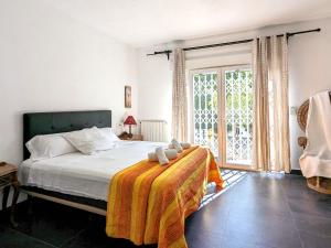 a bedroom with a bed with a teddy bear on it at Holiday Home Casa Mexico by Interhome in L’Alfàs del Pi