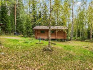 a cabin in the woods with a car parked next to it at Holiday Home Pyöriäinen by Interhome in Pääskynniemi