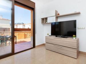 Μια τηλεόραση ή/και κέντρο ψυχαγωγίας στο Holiday Home Casa Paloma 1 by Interhome