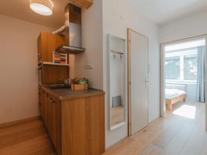 cocina con encimera y puerta a un dormitorio en Apartment Judith Top 13 by Interhome, en Bad Gastein