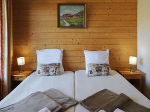 SaclentseにあるChalet Edelweiss by Interhomeの木製の壁の客室で、ツインベッド2台が備わります。