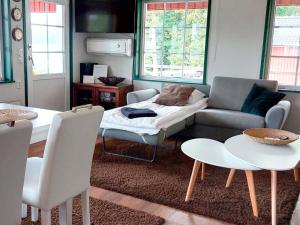 - un salon avec un canapé et une table dans l'établissement Holiday Home Villa blomvik by Interhome, à Kristenäs