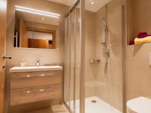 ein Bad mit einer Dusche, einem Waschbecken und einem WC in der Unterkunft Apartment Falkner-13 by Interhome in Oberlängenfeld