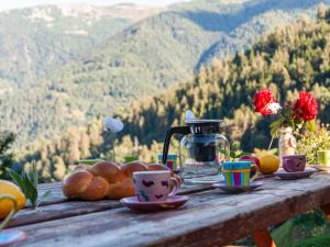 einen Tisch mit Brot und Kaffeetassen auf einem Berg in der Unterkunft Holiday Home Le Dahu by Interhome in Nendaz