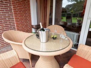 ノルトダイヒにあるHoliday Home Samtmuschel by Interhomeのテーブル(ワイン1本付)と椅子2脚