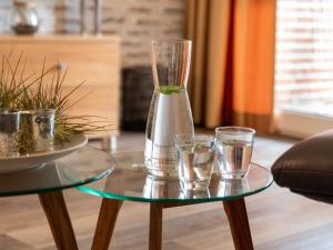 ノルトダイヒにあるHoliday Home Samtmuschel by Interhomeのガラスの花瓶