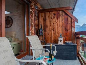 Zimmer mit einem Tisch und Stühlen auf einem Balkon in der Unterkunft Apartment Le Montagnard 4 by Interhome in Nendaz