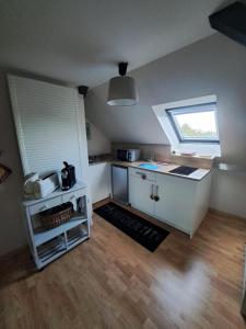 a small kitchen with a counter and a window at Charmant logement avec parking gratuit sur place in Barr