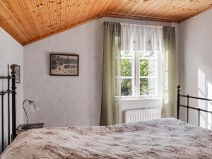 Schlafzimmer mit einem Bett und einem Fenster in der Unterkunft Chalet Kasen Lillstugan by Interhome in Färgelanda