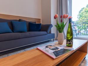 salon z kanapą i butelką wina na stole w obiekcie Apartment IVA by Interhome w mieście Bad Hofgastein