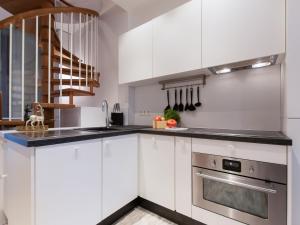 kuchnia z białymi szafkami i piekarnikiem ze stali nierdzewnej w obiekcie Apartment IVA by Interhome w mieście Bad Hofgastein +36 zdjęć