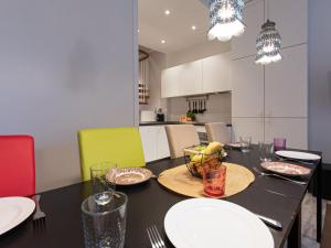 - une table à manger avec des assiettes et des bols de nourriture dans l'établissement Apartment Dr- Adler by Interhome, à Bad Hofgastein