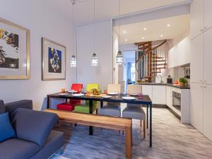 kuchnia i salon ze stołem i krzesłami w obiekcie Apartment IVA by Interhome w mieście Bad Hofgastein